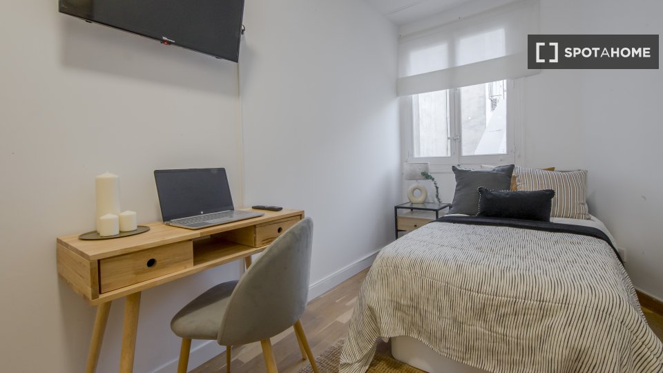 Double room Madrid, 6 beds, 120m² — photo 1