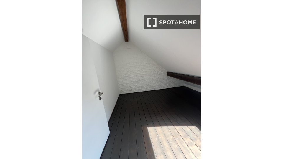 Double room Brussels, 9 beds, 13m² — photo 22