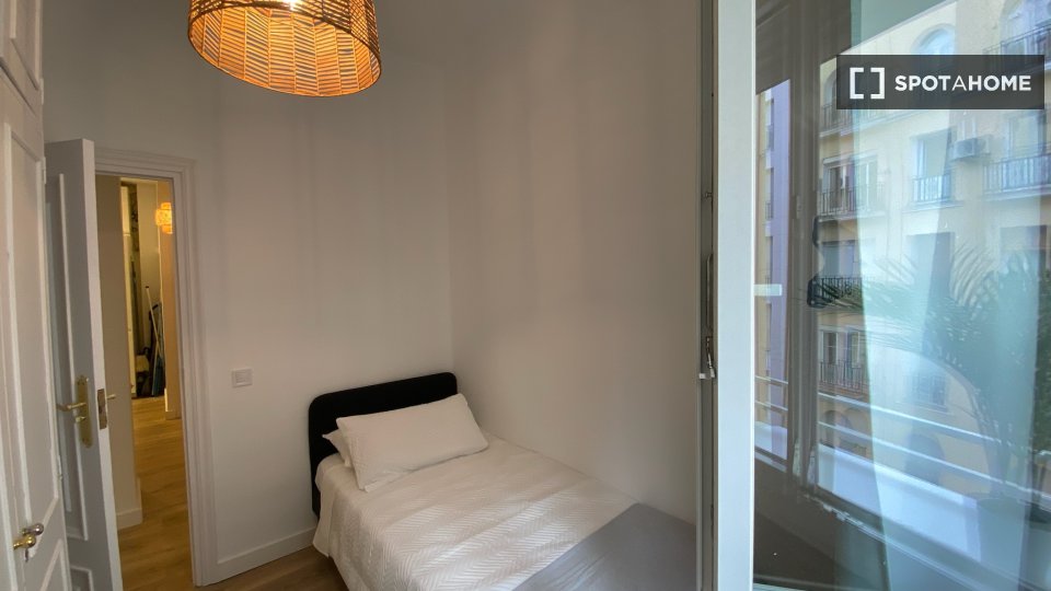 Double room Madrid, 5 beds, 100m² — photo 3