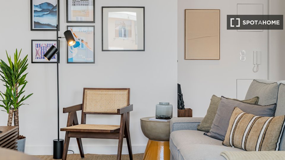 Apartment Lisbon, 2 beds, 74m² — photo 18