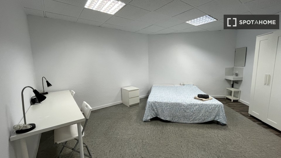 Double room Barcelona, 13 beds, 290m² — photo 14