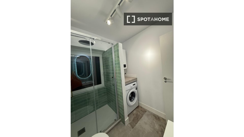 Se alquila piso de 2 habitaciones en Santander.