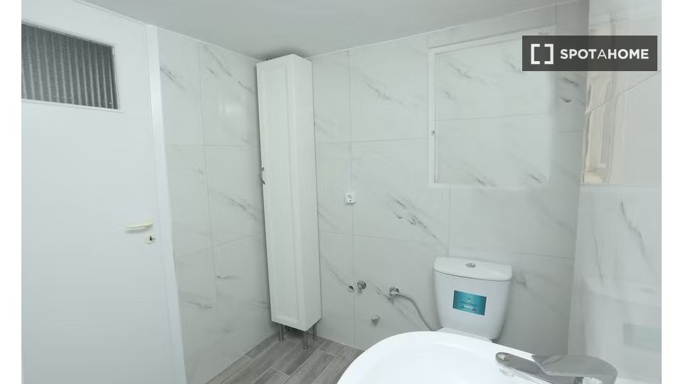 Double room Athens, 5 beds — photo 9