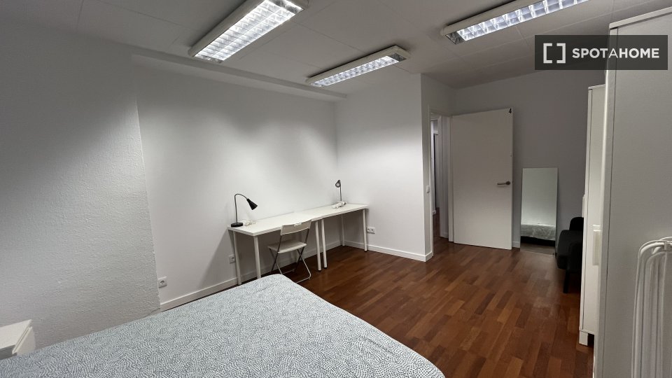 Double room Barcelona, 13 beds, 290m² — photo 15