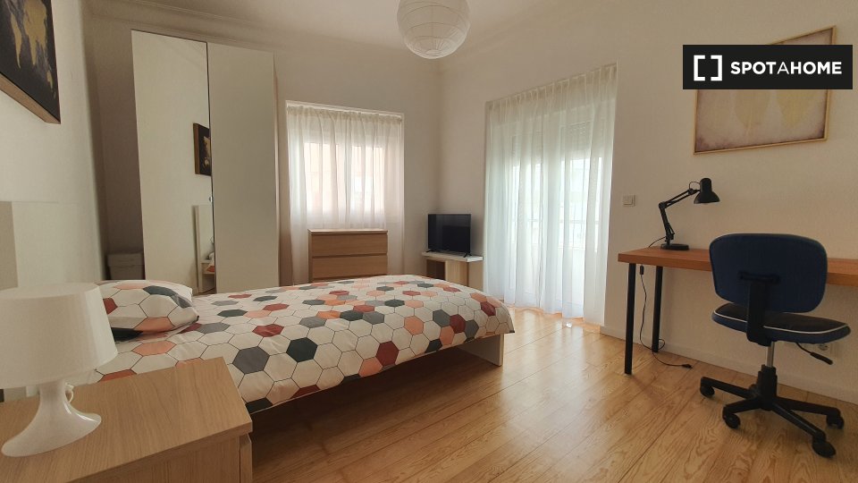 Double room Lisbon, 3 beds, 75m² — photo 9