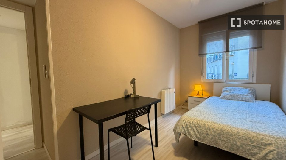 Double room Madrid, 4 beds — photo 47