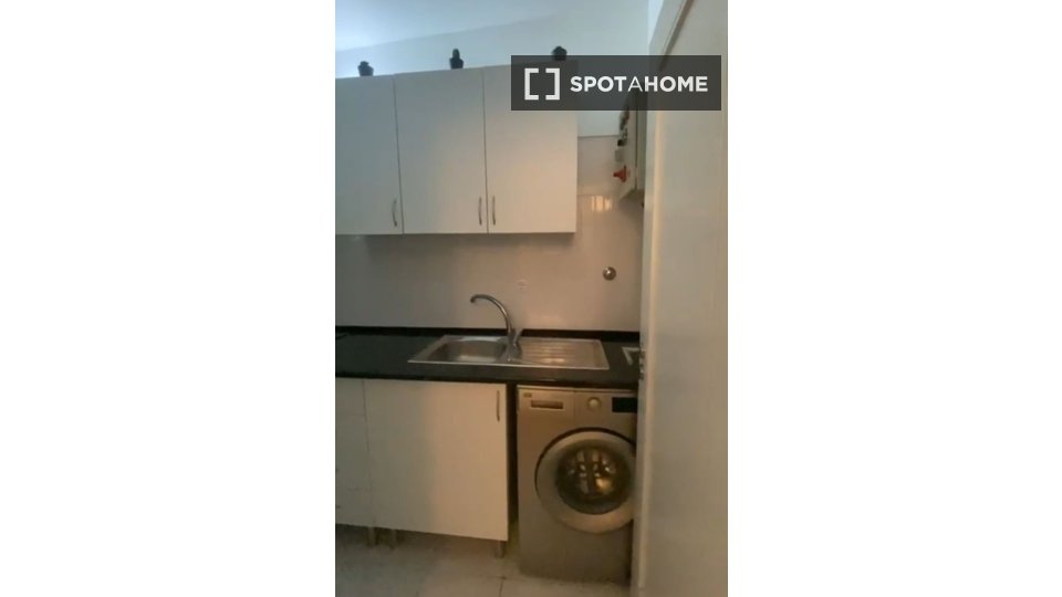 Double room Lisbon, 2 beds, 16m² — photo 17