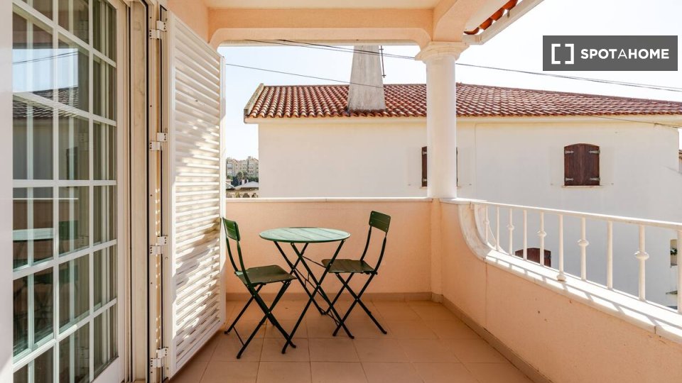 Double room Lisbon, 5 beds — photo 18