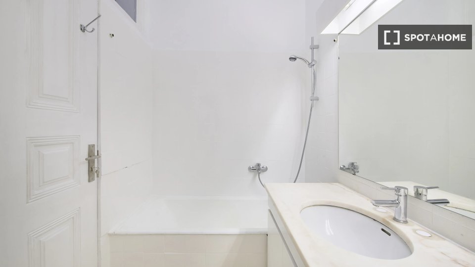 Double room Lisbon, 9 beds — photo 18