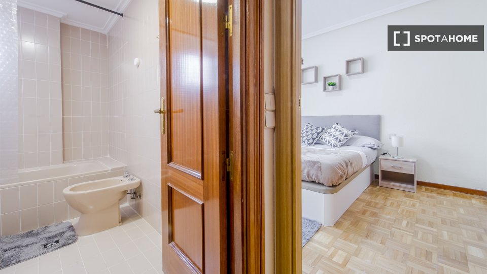 Double room Madrid, 6 beds, 150m² — photo 14