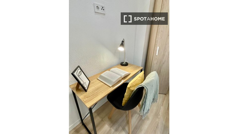 Double room Madrid, 12 beds, 185m² — photo 1