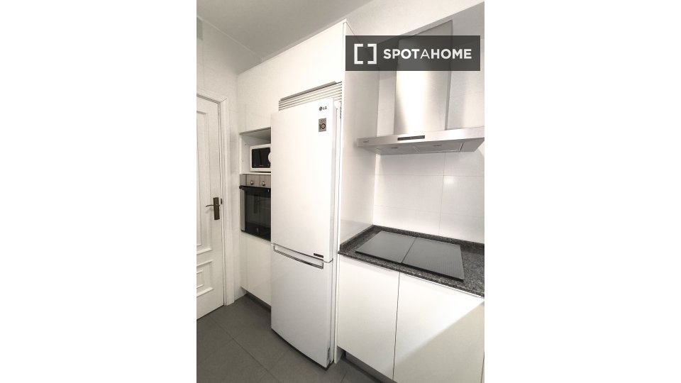 Double room Madrid, 7 beds, 132m² — photo 16