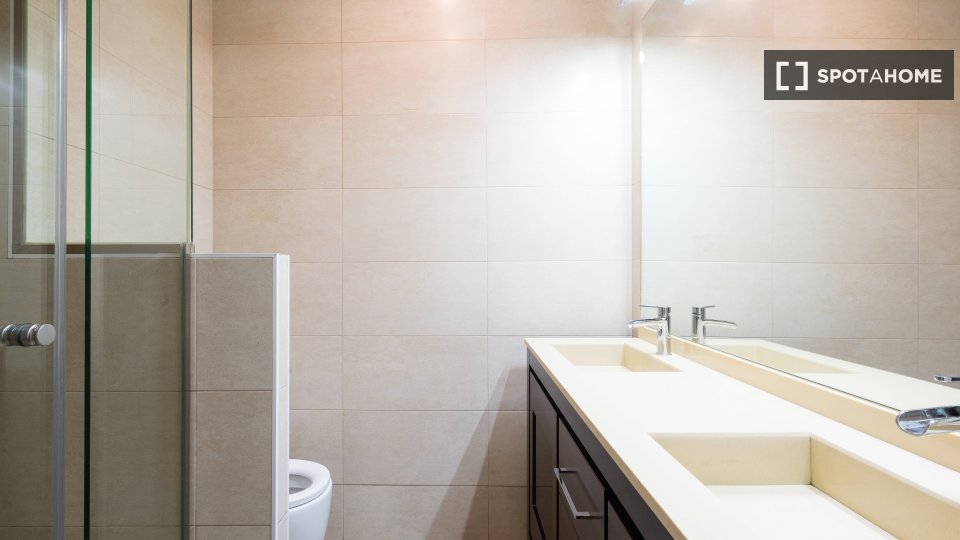 Double room Madrid, 5 beds, 98m² — photo 4