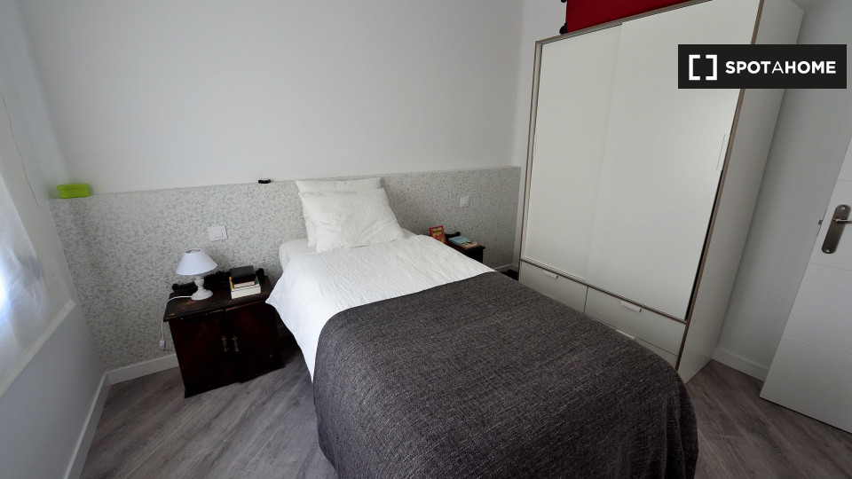 Double room Madrid, 3 beds, 52m² — photo 1