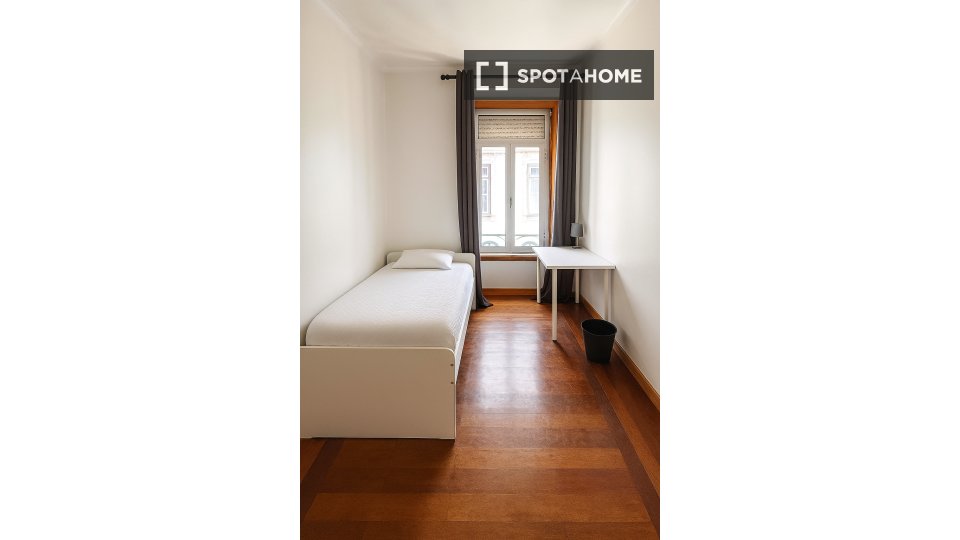 Double room Lisbon, 5 beds — photo 36