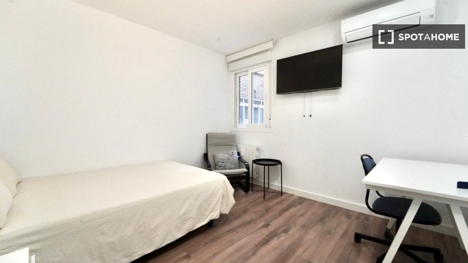Double room Madrid, 6 beds — photo 3