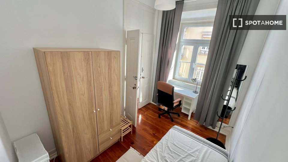 Double room Lisbon, 3 beds — photo 9