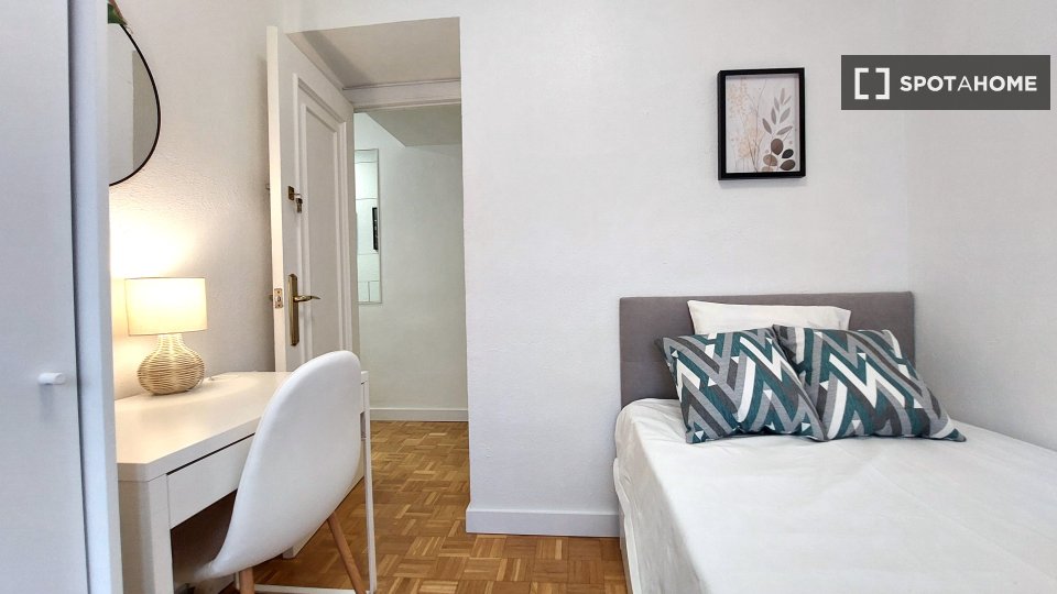 Double room Madrid, 4 beds, 61m² — photo 4