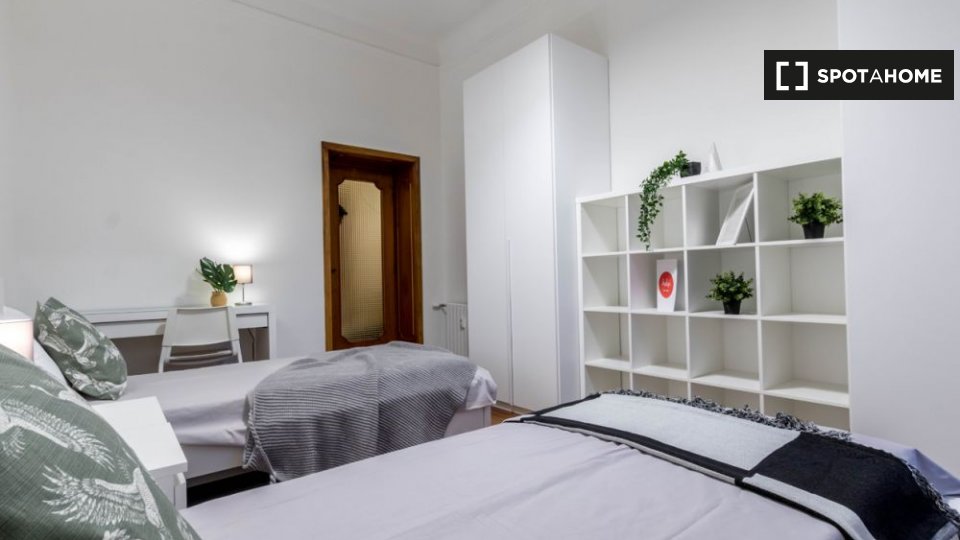 Letto in affitto in appartamento con 4 camere da letto a Guastalla