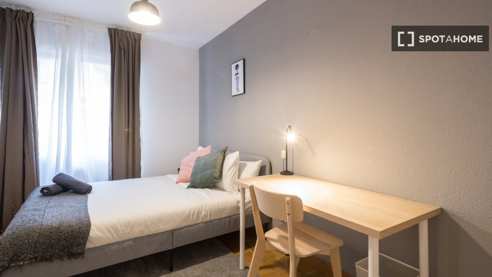 Double room Madrid, 5 beds, 175m² — photo 1