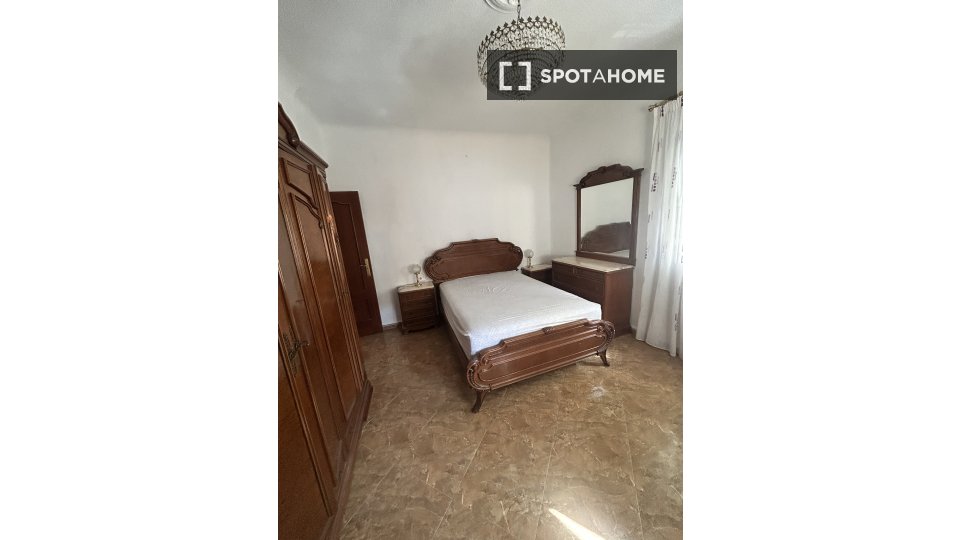 Double room Granada, 1 bed, 77m² — photo 1