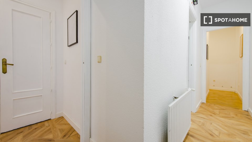 Double room Madrid, 5 beds, 130m² — photo 5
