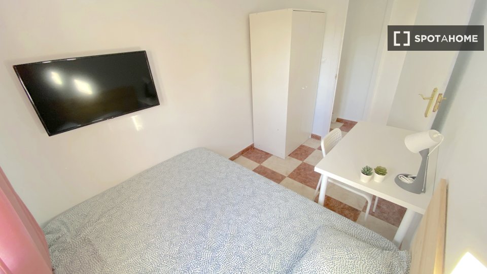 Habitación en piso de 4 habitaciones en alquiler en La Palmilla, Sevilla.