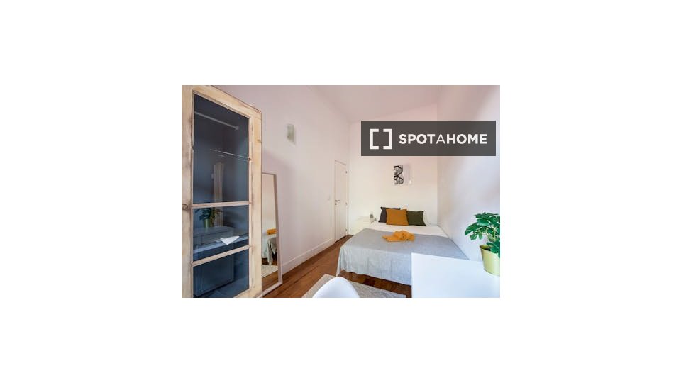 Double room Lisbon, 9 beds — photo 18