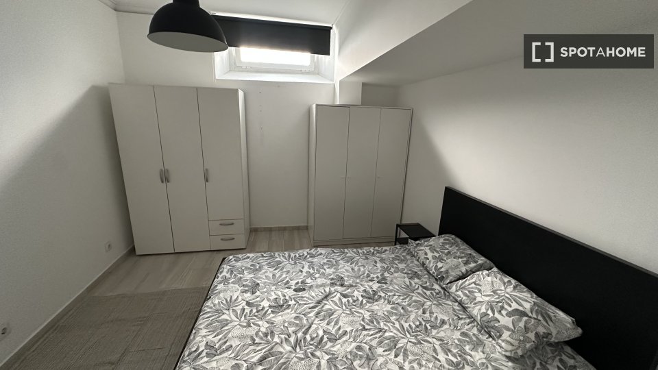 Double room Lisbon, 3 beds, 70m² — photo 1