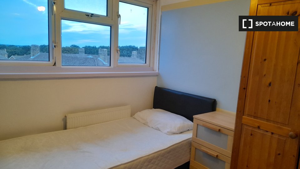 Double room London, 3 beds — photo 8