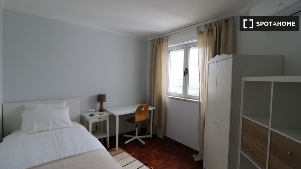 Double room Lisbon, 3 beds, 69m² — photo 3