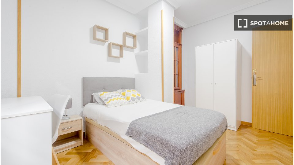 Double room Madrid, 5 beds, 110m² — photo 4