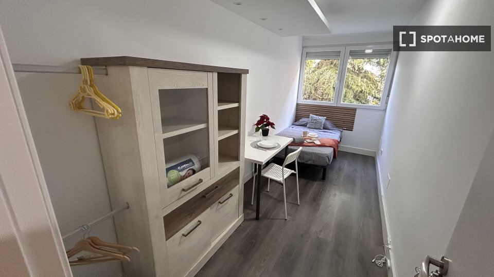 Double room Madrid, 5 beds, 85m² — photo 17