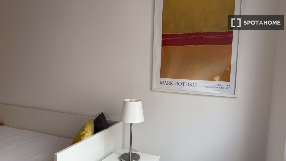 Double room Lisbon, 3 beds, 60m² — photo 11