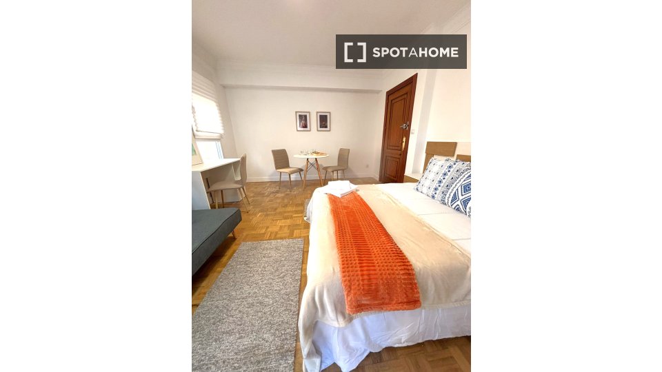 Double room Madrid, 8 beds, 170m² — photo 2