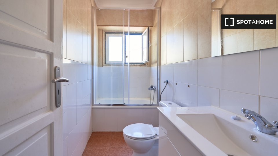 Double room Lisbon, 6 beds — photo 15