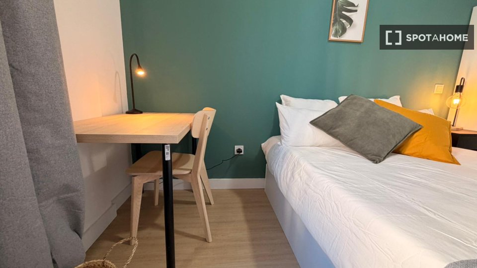 Double room Madrid, 5 beds, 90m² — photo 1