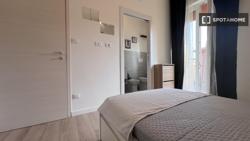 Double room Bologna, 3 beds — photo 18