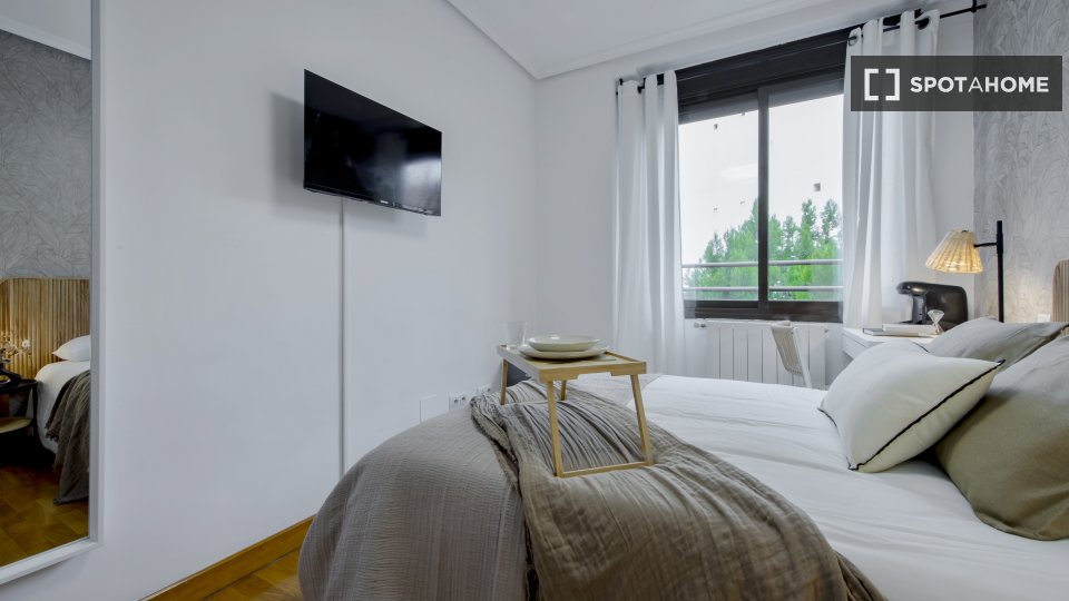 Camera in affitto in un appartamento con 5 camere da letto ad Almendrales. - a Madrid