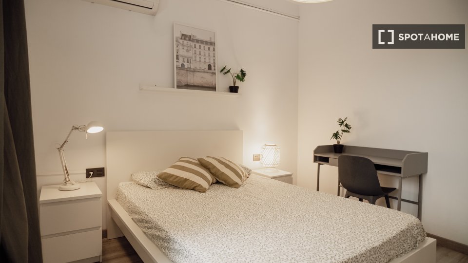 Stanza in un appartamento condiviso con 6 camere da letto in affitto a Sant Antoni - en Barcelona