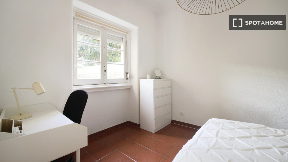 Double room Lisbon, 4 beds — photo 11