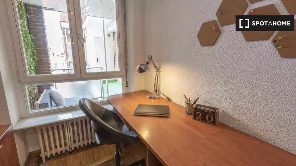 Double room Madrid, 6 beds, 150m² — photo 3