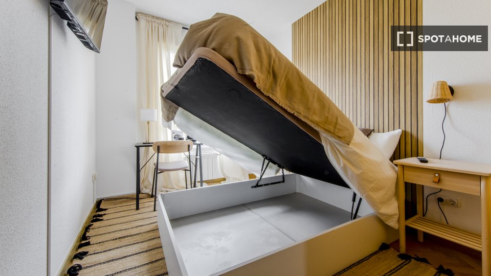 Double room Madrid, 5 beds — photo 14