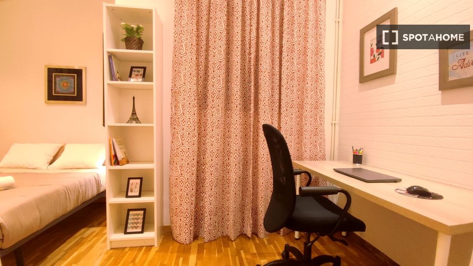 Double room Barcelona, 3 beds — photo 20