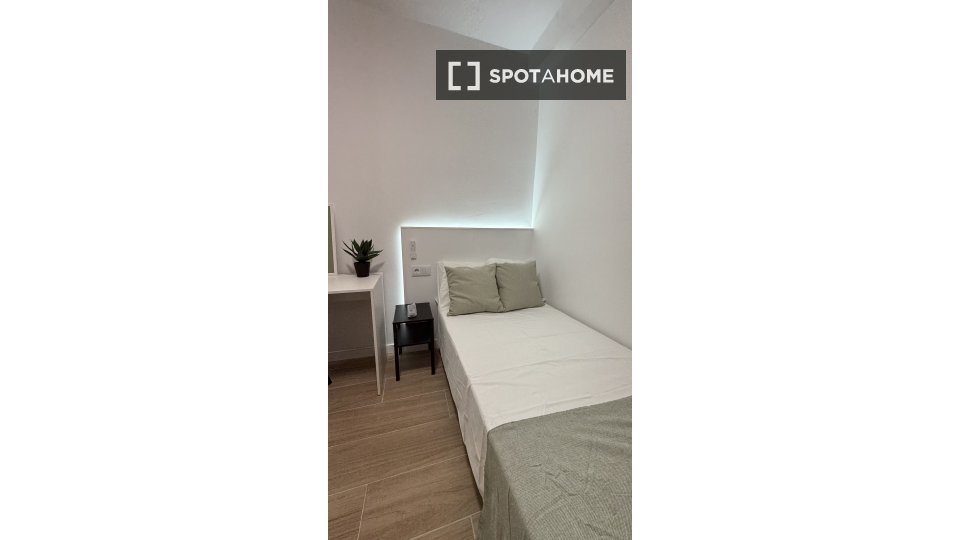 Double room Malaga, 5 beds, 98m² — photo 1