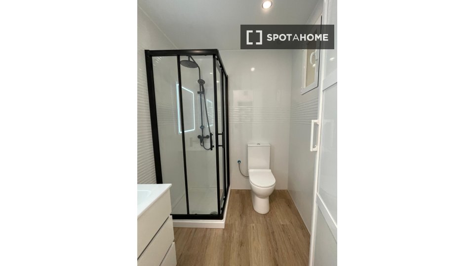 Double room Madrid, 12 beds, 185m² — photo 6