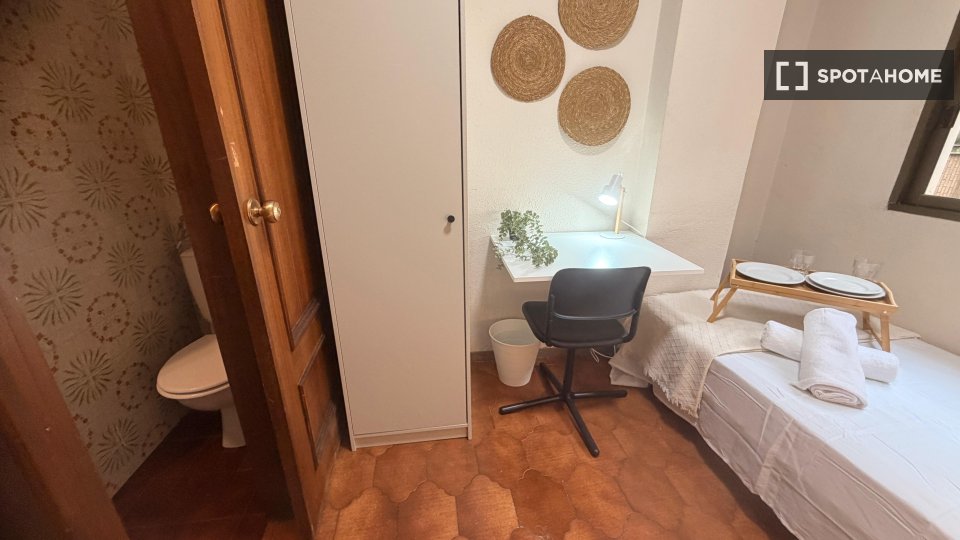 Double room Valencia, 6 beds, 150m² — photo 11