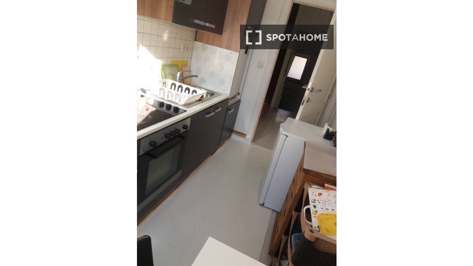 Double room Brussels, 5 beds, 14m² — photo 5