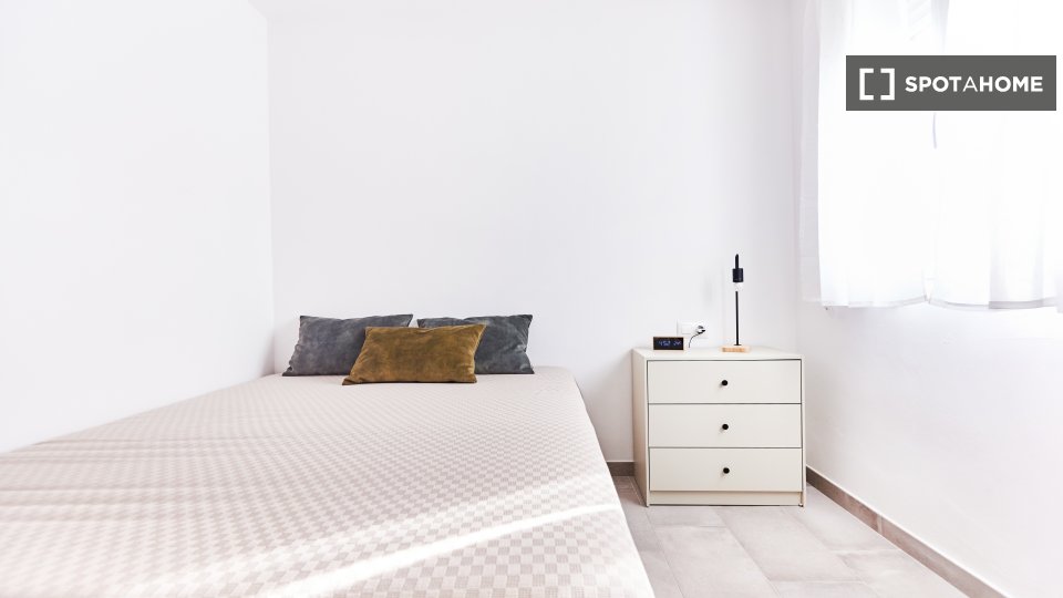Double room Seville, 3 beds — photo 19