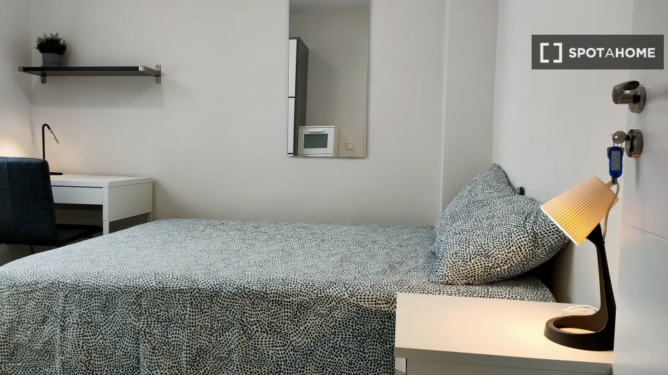 Double room Madrid, 5 beds, 12m² — photo 11